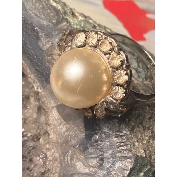 Stunning Vintage Cocktail Ring Faux Pearl + Rhinestones ~ Statement Piece! - Picture 2 of 5